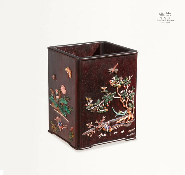 區(qū)氏家具 鑲嵌百寶方筆筒 小葉紫檀 長:13cm 寬:13cm 高:16cm A Zitan Jewel-encrusted square pen holder 區(qū)氏家具 鑲嵌百寶方筆筒 小葉紫檀 長:13cm 寬:13cm 高:16cm A Zitan Jewel-encrusted square pen holder