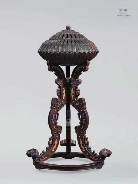 區(qū)氏家具 鑲嵌百寶官帽架 小葉紫檀 長:15cm 寬:15cm 高:30cm A Zitan Gemstone cap stand 區(qū)氏家具 鑲嵌百寶官帽架 小葉紫檀 長:15cm 寬:15cm 高:30cm A Zitan Gemstone cap stand