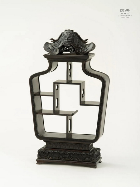 區(qū)氏家具 如意多寶架 小葉紫檀 長:33cm 寬:13cm 高:59cm A Zitan Ruyi Treasure rack 區(qū)氏家具 如意多寶架 小葉紫檀 長:33cm 寬:13cm 高:59cm A Zitan Ruyi Treasure rack