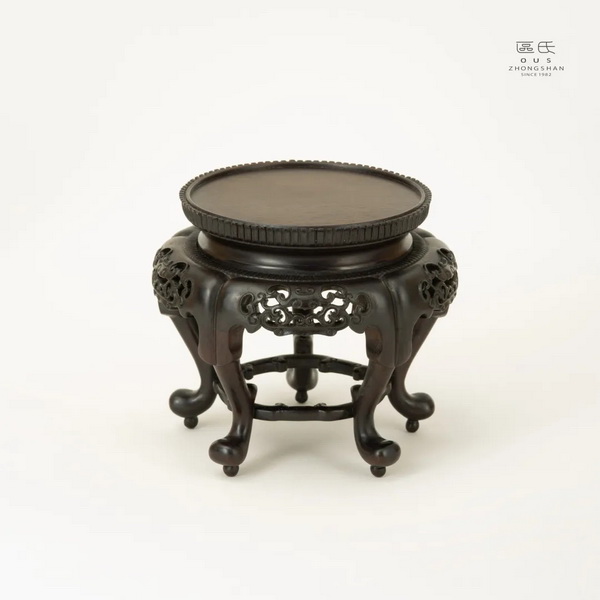 區(qū)氏家具 圓香幾 小葉紫檀 直徑:13.5cm 高:12cm A Zitan Small round shelf 區(qū)氏家具 圓香幾 小葉紫檀 直徑:13.5cm 高:12cm A Zitan Small round shelf