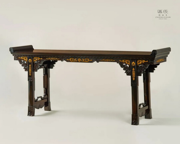 區(qū)氏家具 雕拐子紋翹頭案 酸枝 長:215cm 寬:48cm 高:87/94cm A Suanzhi Carved dragon pattern warped head table 區(qū)氏家具 雕拐子紋翹頭案 酸枝 長:215cm 寬:48cm 高:87/94cm A Suanzhi Carved dragon pattern warped head table