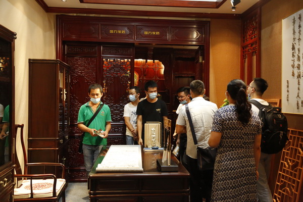 國(guó)方家居在建博會(huì)的中式原木整裝展位吸引大量觀眾參觀咨詢 國(guó)方家居在建博會(huì)的中式原木整裝展位吸引大量觀眾參觀咨詢