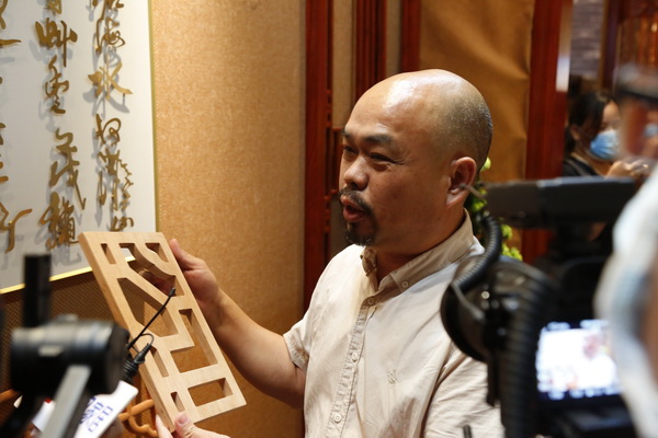 國(guó)方家居工藝總監(jiān)陳正民通過(guò)樣板對(duì)比介紹國(guó)方家居工藝標(biāo)準(zhǔn) 國(guó)方家居工藝總監(jiān)陳正民通過(guò)樣板對(duì)比介紹國(guó)方家居工藝標(biāo)準(zhǔn)