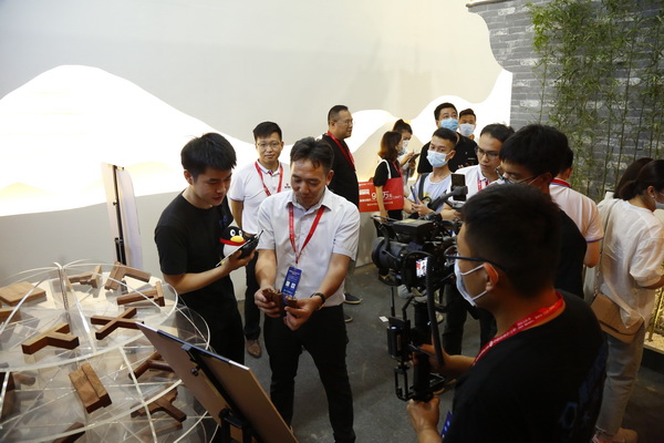 “中式原木整裝城市合伙人直播招募會(huì)”第一站在國(guó)方家居的建博會(huì)展位舉行,國(guó)方家居董事長(zhǎng)陳新平(左三)介紹榫卯文化 “中式原木整裝城市合伙人直播招募會(huì)”第一站在國(guó)方家居的建博會(huì)展位舉行,國(guó)方家居董事長(zhǎng)陳新平(左三)介紹榫卯文化