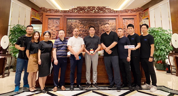 國(guó)方家居核心團(tuán)隊(duì)與騰訊家居紅木、品牌紅木直播團(tuán)隊(duì)通力合作,完成一天跨越兩地的精彩直播 國(guó)方家居核心團(tuán)隊(duì)與騰訊家居紅木、品牌紅木直播團(tuán)隊(duì)通力合作,完成一天跨越兩地的精彩直播