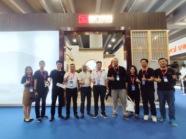 國(guó)方家居核心團(tuán)隊(duì)與騰訊家居紅木、品牌紅木直播團(tuán)隊(duì)通力合作,完成一天跨越兩地的精彩直播 國(guó)方家居核心團(tuán)隊(duì)與騰訊家居紅木、品牌紅木直播團(tuán)隊(duì)通力合作,完成一天跨越兩地的精彩直播