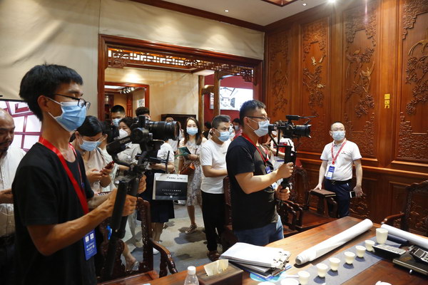 國(guó)方家居建博會(huì)現(xiàn)場(chǎng)3號(hào)茶空間引得眾人圍觀 國(guó)方家居建博會(huì)現(xiàn)場(chǎng)3號(hào)茶空間引得眾人圍觀