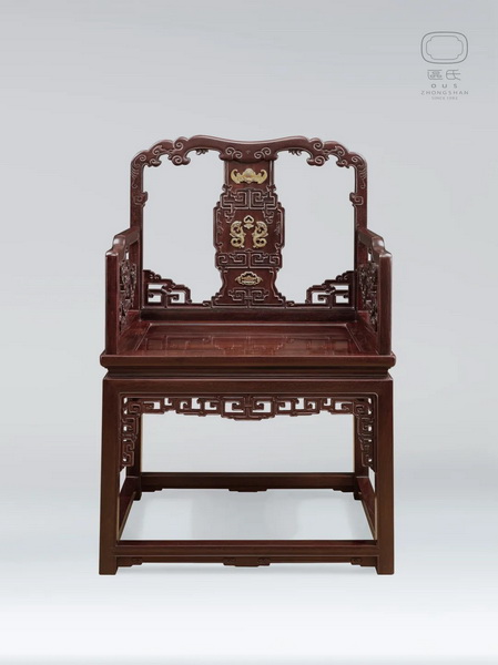 區(qū)氏家具 嵌黃楊木蝠螭紋扶手椅  小葉紫檀  長:66cm  寬:51cm  高:49cm  通高:99cm    A Zitan Armchair inlaid with boxwood fushou grain 