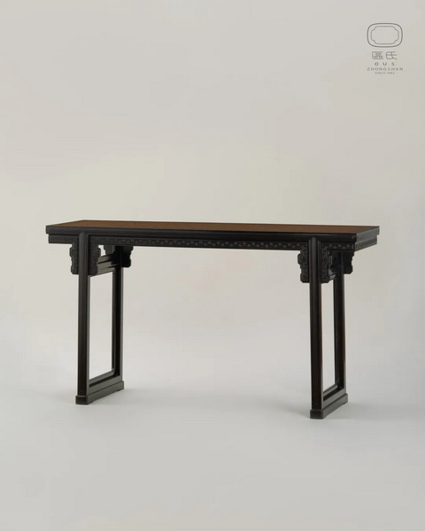 區(qū)氏家具 鑲嵌回紋線平頭案  小葉紫檀  長:196cm  寬:48cm  高:88cm  A Zitan Table with an inlaid design