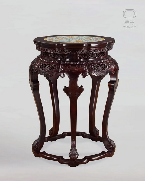 區(qū)氏家具 嵌彩瓷五足香幾  小葉紫檀   長:62cm  寬:62cm  高:85cm    A Zitan Five-legged flower stand inlaid with colored ceramics