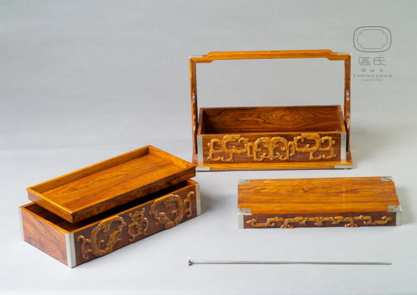 區(qū)氏家具 龍紋提盒  黃花梨  長:35.5cm  寬:20cm  高:24cm  A Huanghuali Dragon picnic basket, tihe