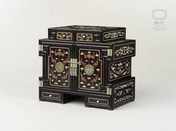 區(qū)氏家具 嵌百寶珠寶箱  小葉紫檀  長:35cm  寬:22cm  高:32cm  A Zitan Jewelry chest inlaid with precious stones