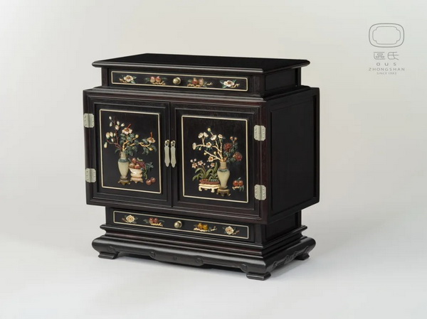 區(qū)氏家具 嵌百寶珠寶箱  小葉紫檀  長:38cm  寬:20cm  高:38cm  A Zitan Jewelry chest inlaid with precious stones