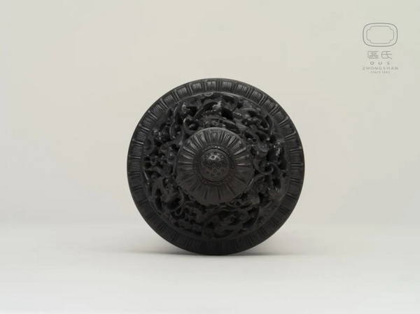 區(qū)氏家具 香筒  小葉紫檀  長:86cm  寬:42cm  高:86cm  Zitan Incense apparatus