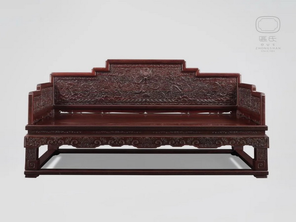 區(qū)氏家具 浮雕云龍紋屛式羅漢床  小葉紫檀  長:205cm  寬:98cm  高:48cm 通高:104cm   A Zitan Carved dragon pattern arhat bed