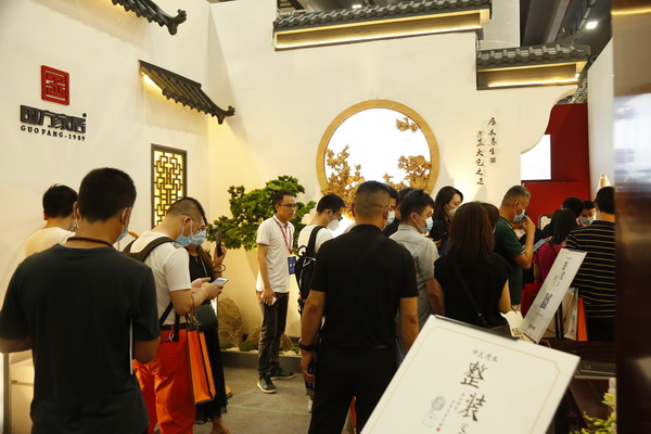 國(guó)方家居中式原木整裝展位強(qiáng)勢(shì)吸睛 國(guó)方家居中式原木整裝展位強(qiáng)勢(shì)吸睛