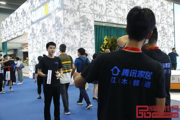 騰訊家居紅木直擊廣州建博會(huì)第一現(xiàn)場(chǎng),帶領(lǐng)線上觀眾近距離觀看建博會(huì) 騰訊家居紅木直擊廣州建博會(huì)第一現(xiàn)場(chǎng),帶領(lǐng)線上觀眾近距離觀看建博會(huì)