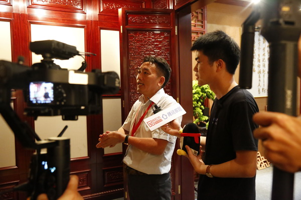 國(guó)方家居董事長(zhǎng)陳新平(左一)介紹紅木文化 國(guó)方家居董事長(zhǎng)陳新平(左一)介紹紅木文化