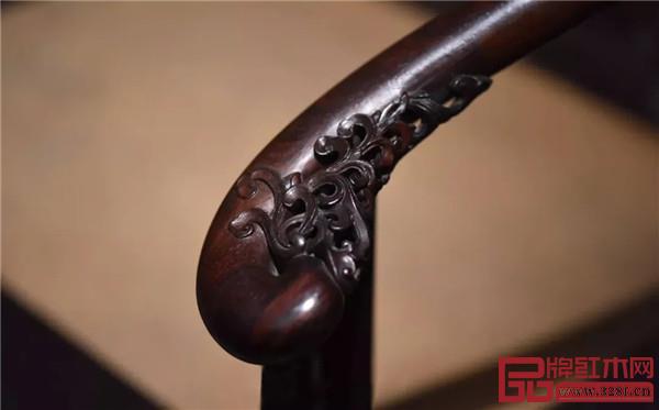 清 紫檀有束腰帶托泥透雕卷草紋圈椅 清 紫檀有束腰帶托泥透雕卷草紋圈椅