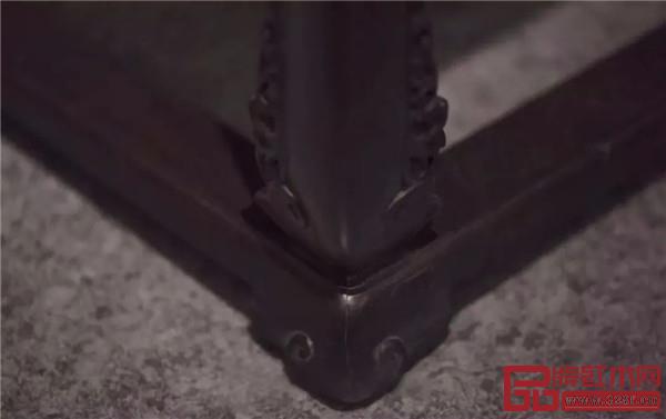 清 紫檀有束腰帶托泥透雕卷草紋圈椅 清 紫檀有束腰帶托泥透雕卷草紋圈椅