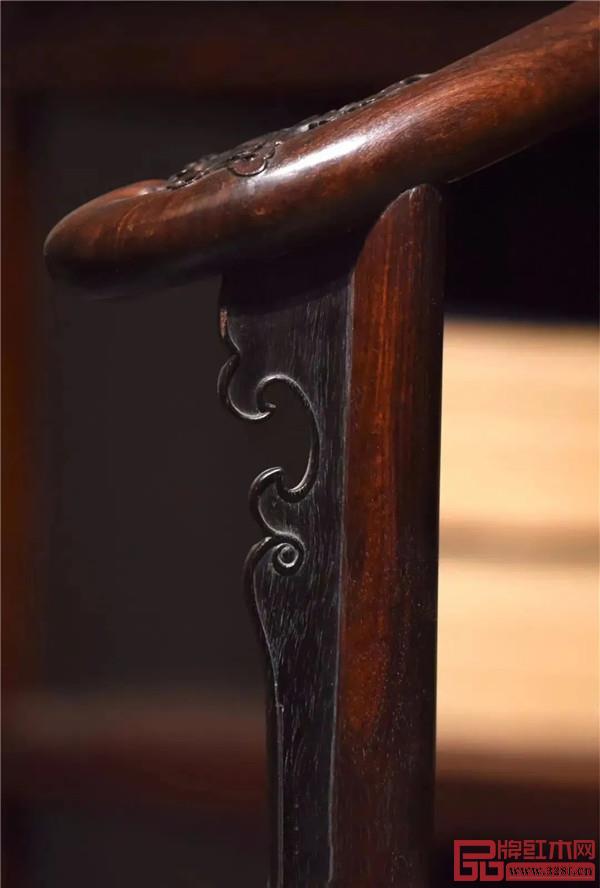 清 紫檀有束腰帶托泥透雕卷草紋圈椅 清 紫檀有束腰帶托泥透雕卷草紋圈椅