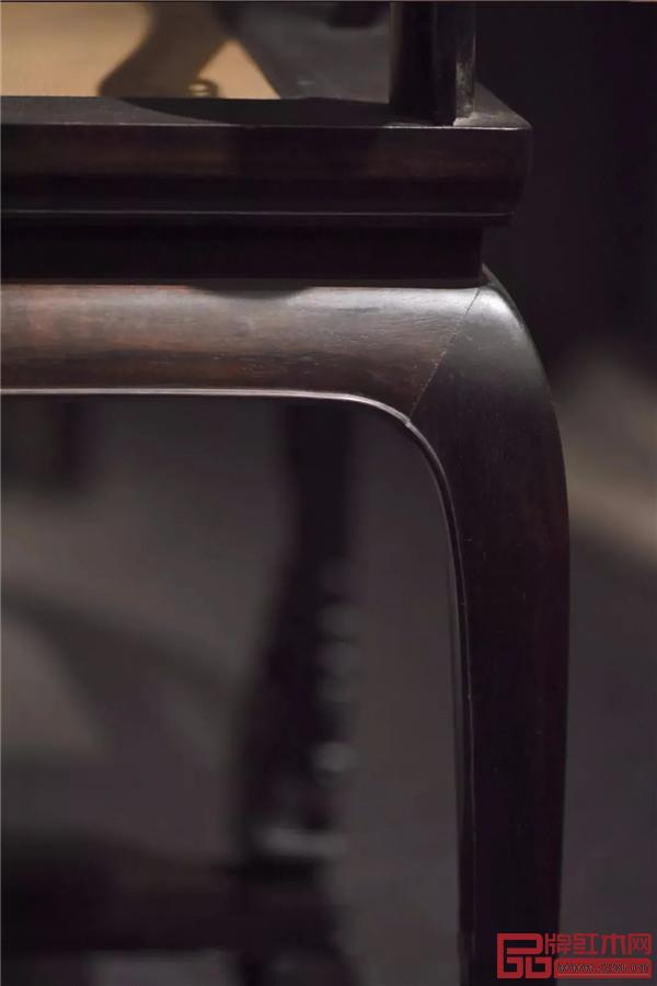 清 紫檀有束腰帶托泥透雕卷草紋圈椅 清 紫檀有束腰帶托泥透雕卷草紋圈椅