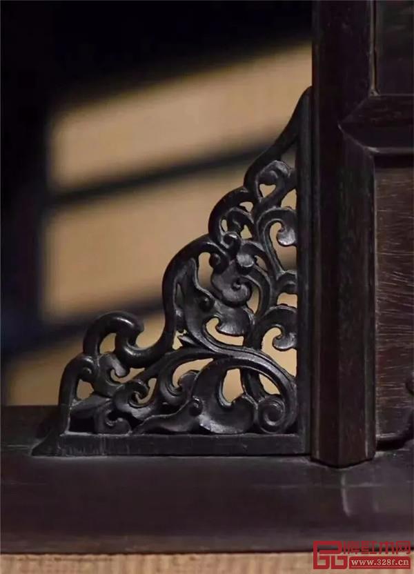 清 紫檀有束腰帶托泥透雕卷草紋圈椅 清 紫檀有束腰帶托泥透雕卷草紋圈椅