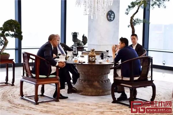 馬云與奧巴馬坐的即為此款圈椅 馬云與奧巴馬坐的即為此款圈椅