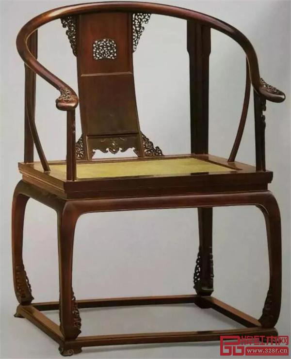 清 紫檀有束腰帶托泥透雕卷草紋圈椅 清 紫檀有束腰帶托泥透雕卷草紋圈椅
