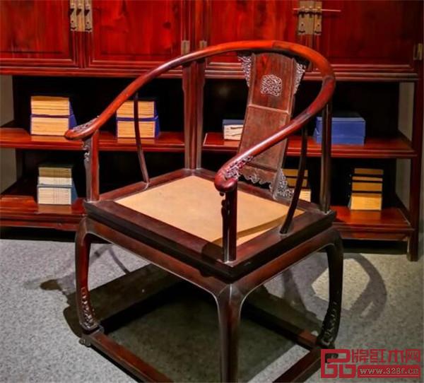 有束腰帶托泥透雕卷草紋圈椅 有束腰帶托泥透雕卷草紋圈椅