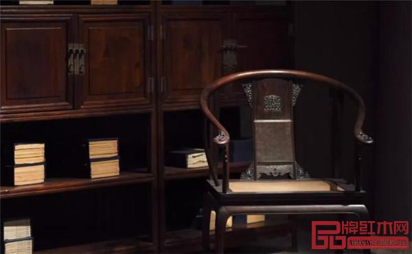 有束腰帶托泥透雕卷草紋圈椅 有束腰帶托泥透雕卷草紋圈椅