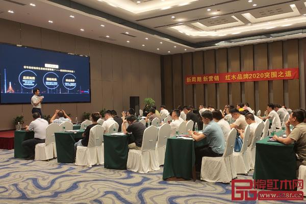 東陽紅木家具企業(yè)精英們齊聚一堂,共享新理念,直面新挑戰(zhàn) 東陽紅木家具企業(yè)精英們齊聚一堂,共享新理念,直面新挑戰(zhàn)