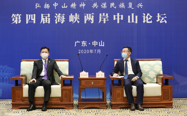 第四屆海峽兩岸中山論壇主會(huì)場(chǎng)選用的是東成紅木特地準(zhǔn)備的香茗會(huì)客椅、官帽椅系列 第四屆海峽兩岸中山論壇主會(huì)場(chǎng)選用的是東成紅木特地準(zhǔn)備的香茗會(huì)客椅、官帽椅系列