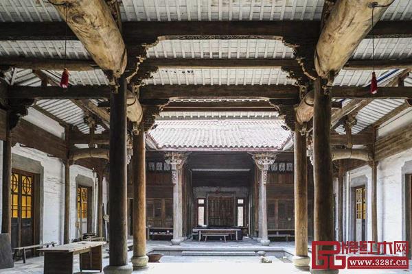 致遠(yuǎn)家具的老榆木家具取材自多年老房子上的榆木大梁 致遠(yuǎn)家具的老榆木家具取材自多年老房子上的榆木大梁