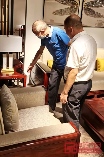 曹新民教授（右二）在董事長(zhǎng)肖淡生（右一）的陪同下品鑒華欽紅木家具，并給予指導(dǎo)性建議