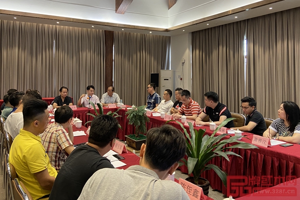 中山市紅木古典家具學(xué)會(huì)第二屆第二次理事會(huì)會(huì)議暨行業(yè)發(fā)展研討會(huì)順利召開 中山市紅木古典家具學(xué)會(huì)第二屆第二次理事會(huì)會(huì)議暨行業(yè)發(fā)展研討會(huì)順利召開