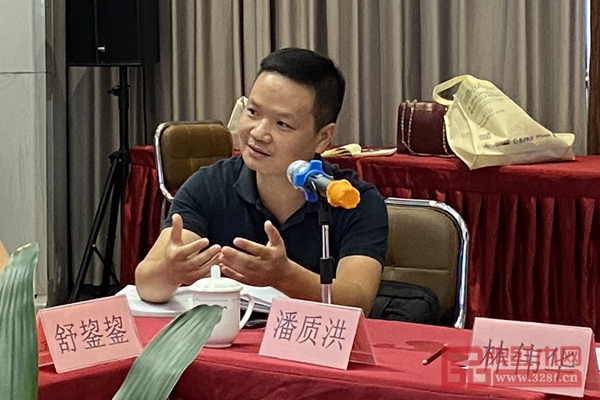 中山職業(yè)技術(shù)學(xué)院紅木家居學(xué)院院長(zhǎng)潘質(zhì)洪認(rèn)為應(yīng)保持新意思設(shè)計(jì)展,并加強(qiáng)學(xué)術(shù)研討 中山職業(yè)技術(shù)學(xué)院紅木家居學(xué)院院長(zhǎng)潘質(zhì)洪認(rèn)為應(yīng)保持新意思設(shè)計(jì)展,并加強(qiáng)學(xué)術(shù)研討