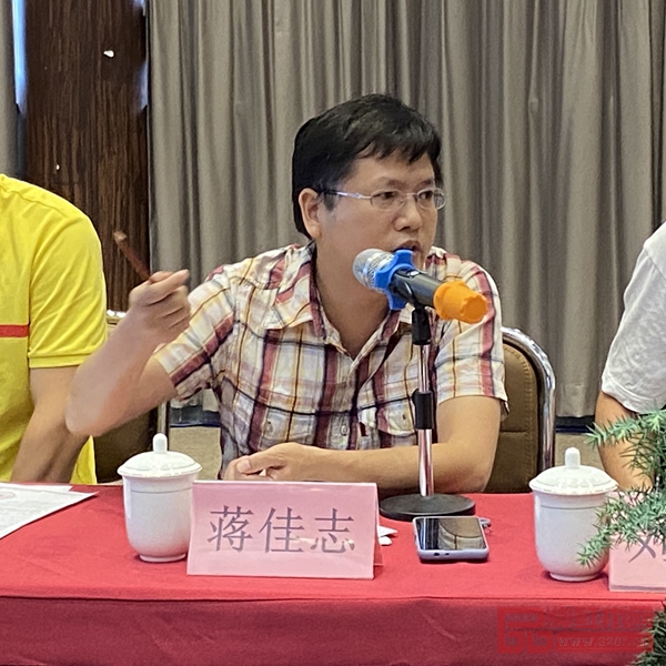 中山職院紅木家居學(xué)院教師蔣志佳認(rèn)為,企業(yè)應(yīng)重視設(shè)計(jì),才能有更多創(chuàng)新理念 中山職院紅木家居學(xué)院教師蔣志佳認(rèn)為,企業(yè)應(yīng)重視設(shè)計(jì),才能有更多創(chuàng)新理念