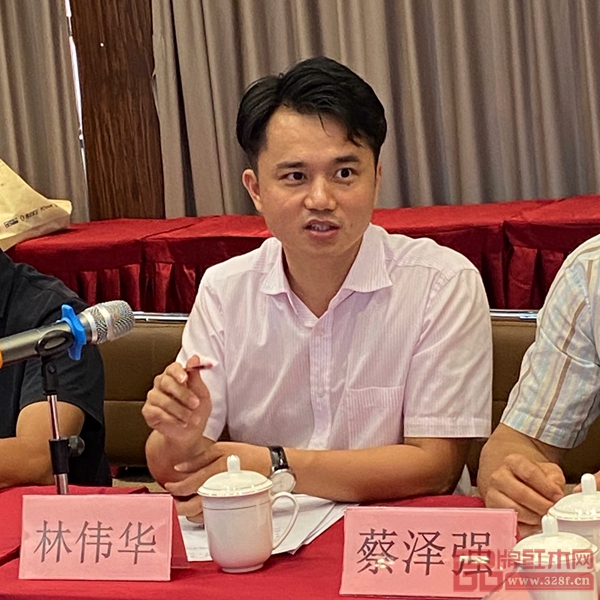 學(xué)會(huì)會(huì)長(zhǎng)、弘木傳媒創(chuàng)始人CEO林偉華在會(huì)上發(fā)表講話 學(xué)會(huì)會(huì)長(zhǎng)、弘木傳媒創(chuàng)始人CEO林偉華在會(huì)上發(fā)表講話