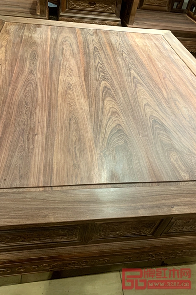 祥瑞坊紅木精選的非洲紅酸枝紋理十分漂亮,展現(xiàn)自然之美 祥瑞坊紅木精選的非洲紅酸枝紋理十分漂亮,展現(xiàn)自然之美