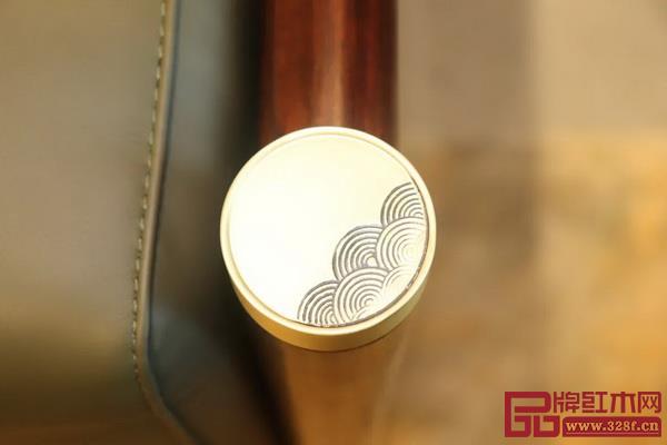 居境大膽地采用金屬、皮革等現代材質進行混搭