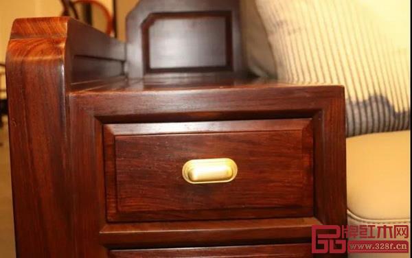 居境大膽地采用金屬、皮革等現代材質進行混搭