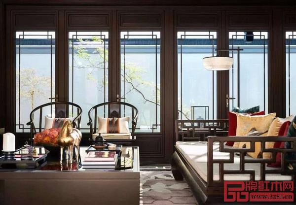 “讓國人愛上紅木,一輩子只為做好一件紅木家具”是明堂紅木與總經(jīng)理張向榮一以貫之的核心理念 “讓國人愛上紅木,一輩子只為做好一件紅木家具”是明堂紅木與總經(jīng)理張向榮一以貫之的核心理念