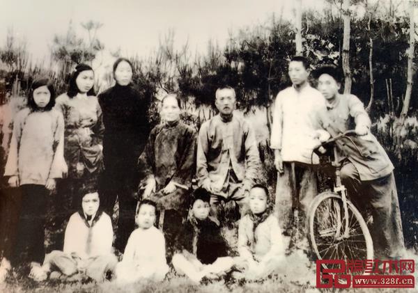 后排左五是張向榮曾祖父,左七是張向榮祖父,前排左四張向榮父親(拍攝于1951年) 后排左五是張向榮曾祖父,左七是張向榮祖父,前排左四張向榮父親(拍攝于1951年)