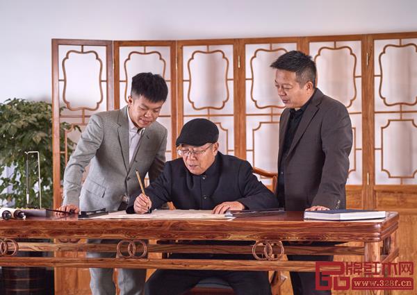 左二為張向榮父親,左三為張向榮,左一為張向榮兒子 左二為張向榮父親,左三為張向榮,左一為張向榮兒子