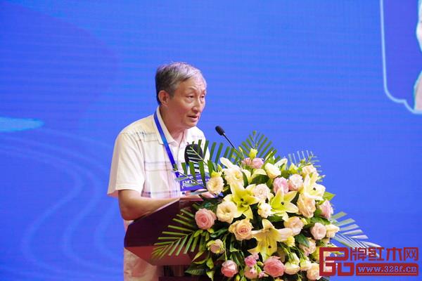 全聯(lián)民間文物藝術(shù)品商會(huì)副會(huì)長、全聯(lián)藝術(shù)紅木家具專業(yè)委員會(huì)顧問、故宮博物院文??萍疾吭魅尾莒o樓代表主辦方為第四屆新中式紅木展論壇致辭 全聯(lián)民間文物藝術(shù)品商會(huì)副會(huì)長、全聯(lián)藝術(shù)紅木家具專業(yè)委員會(huì)顧問、故宮博物院文??萍疾吭魅尾莒o樓代表主辦方為第四屆新中式紅木展論壇致辭