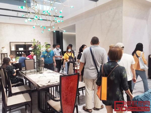 展會(huì)期間,素創(chuàng)展館現(xiàn)場(chǎng)人流量爆棚,超高人氣備受矚目 展會(huì)期間,素創(chuàng)展館現(xiàn)場(chǎng)人流量爆棚,超高人氣備受矚目