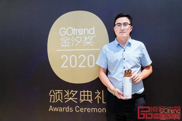 “金汐獎(jiǎng)”金獎(jiǎng)只有兩個(gè),而素創(chuàng)家具《今至沙發(fā)》便榮獲其中一個(gè) “金汐獎(jiǎng)”金獎(jiǎng)只有兩個(gè),而素創(chuàng)家具《今至沙發(fā)》便榮獲其中一個(gè)