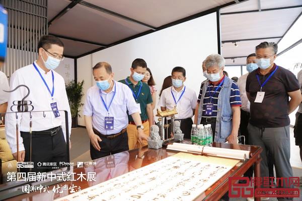 楊志明部長(左二)、丘樹宏主席(右二)、王克會長(左一)、王英康書記(右三)等領(lǐng)導嘉賓,在紅古軒總經(jīng)理吳赤宇(左三)的陪同下,近距離品鑒紅古軒精品家具 楊志明部長(左二)、丘樹宏主席(右二)、王克會長(左一)、王英康書記(右三)等領(lǐng)導嘉賓,在紅古軒總經(jīng)理吳赤宇(左三)的陪同下,近距離品鑒紅古軒精品家具