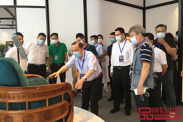 一眾領(lǐng)導嘉賓蒞臨紅古軒展位參觀品鑒精品紅木家具 一眾領(lǐng)導嘉賓蒞臨紅古軒展位參觀品鑒精品紅木家具
